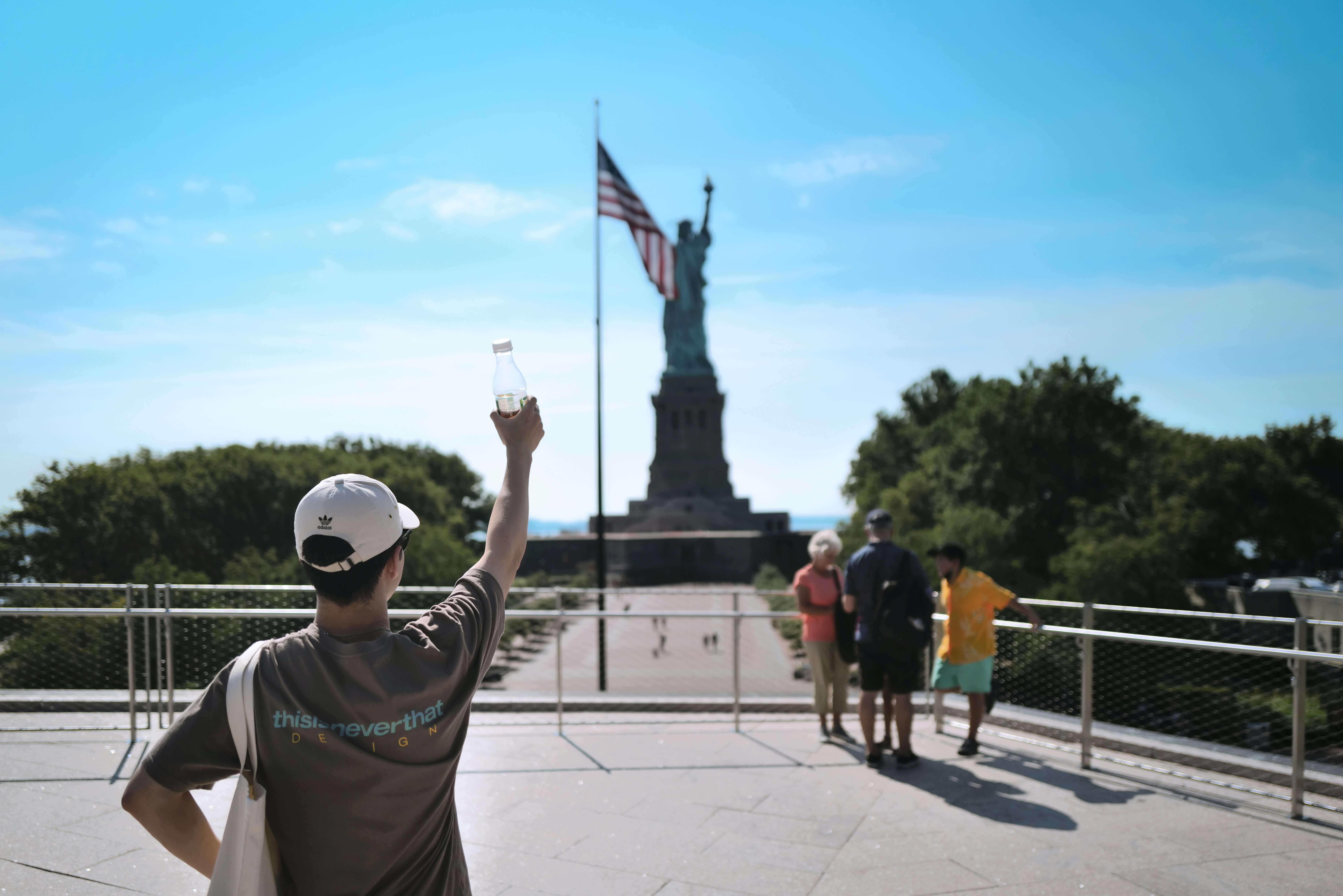 Aluno em frente à Estátua da Liberdade representando o programa de intercâmbio